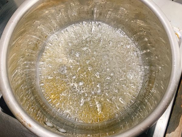 焦糖製作：糖和常溫水混合，小火加熱（不需攪拌）