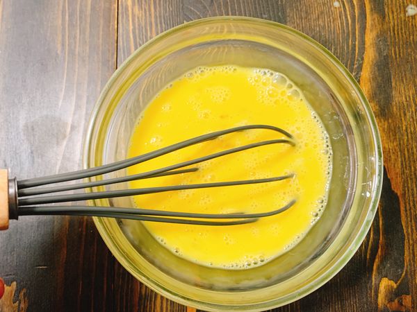 雞蛋3顆+蛋黃2顆，拌勻備用