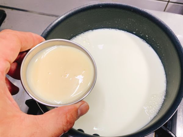 牛奶+香草粉+煉乳，稍微加熱混合均勻，放涼