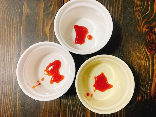 迅速將焦糖液倒入布丁容器中