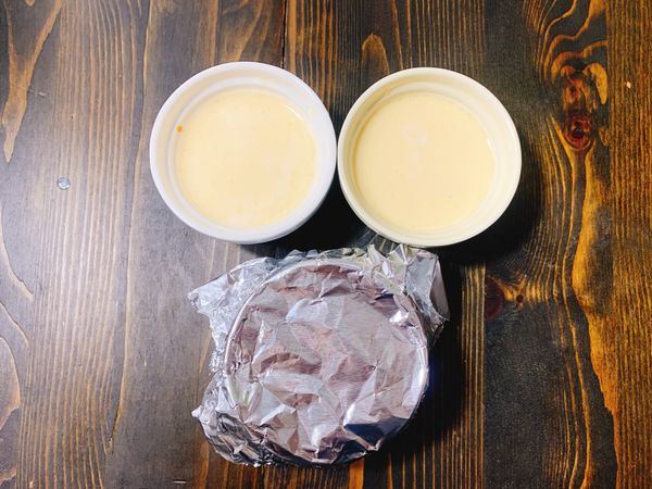 將布丁液裝入容器中，蓋上鋁箔紙