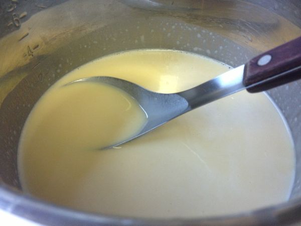 將[麵糊料]全部混合均勻，並過篩2次成滑順無顆粒狀。