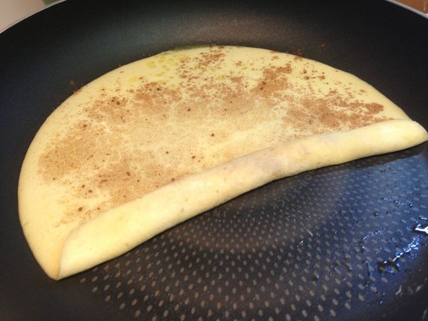 四周開始凝固微微翹起的時候就可以開始捲餅皮。捲的時候一小摺一小摺慢慢捲成品就會細緻好看。