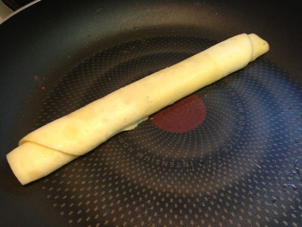 捲好成長條狀後，收口朝下轉中火將外皮煎到香酥微焦後翻面也是煎到微焦就可以盛起。