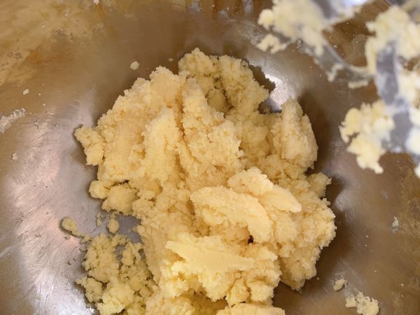 將所有材料加入大盆中，攪拌均勻（也可用電動打蛋器）