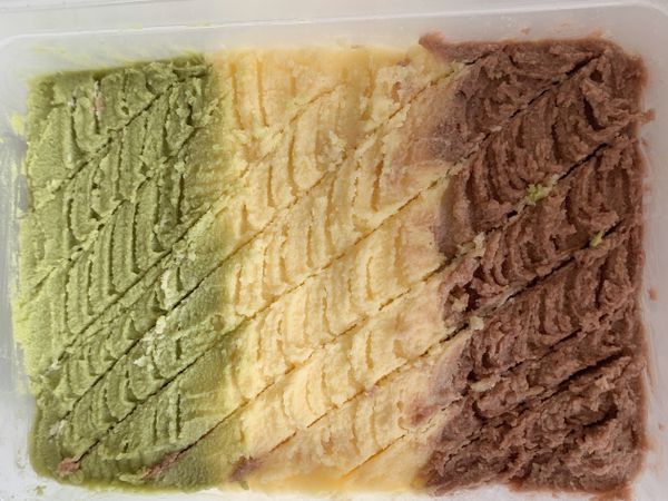 若想一次做三種口味就把它分成三等份加入抹茶粉或可可粉，一樣拌均勻(如果想吃葡萄乾可以加一點進去）