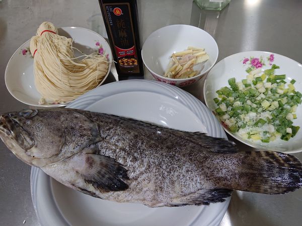 準備食材，石斑魚要先退冰噢！薑和蔥平常米雪就會切好放冷凍保存，要用多少拿多少，非常方便。