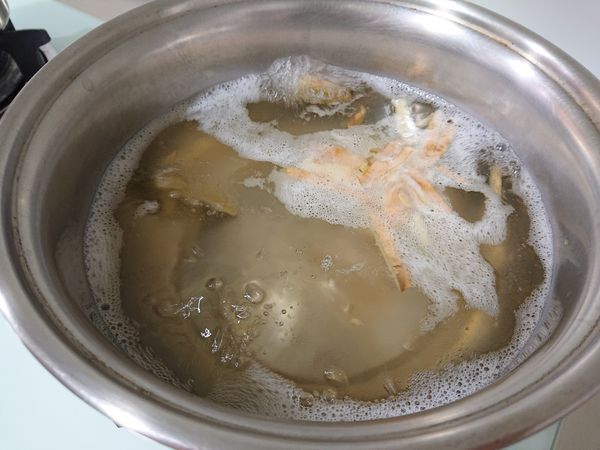 薑和水煮滾，加入石斑魚，關小火煮。