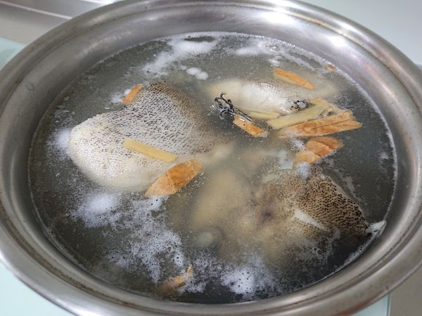 撈取表面浮末。