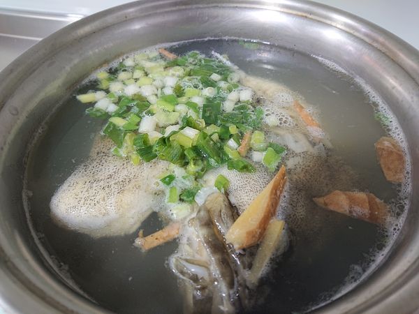 水滾後加入蔥花、鹽、酒，此時立刻關火，避免魚肉過熟！