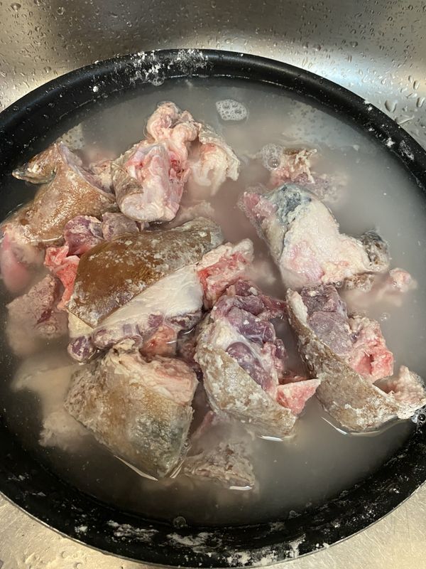 在菜市場買的豬腳請老闆處理乾淨並剁成塊、拔毛，回到家後先清洗過一次，再倒入中筋麵粉加水搓揉，幫助洗去血水，搓揉後沖洗乾淨。