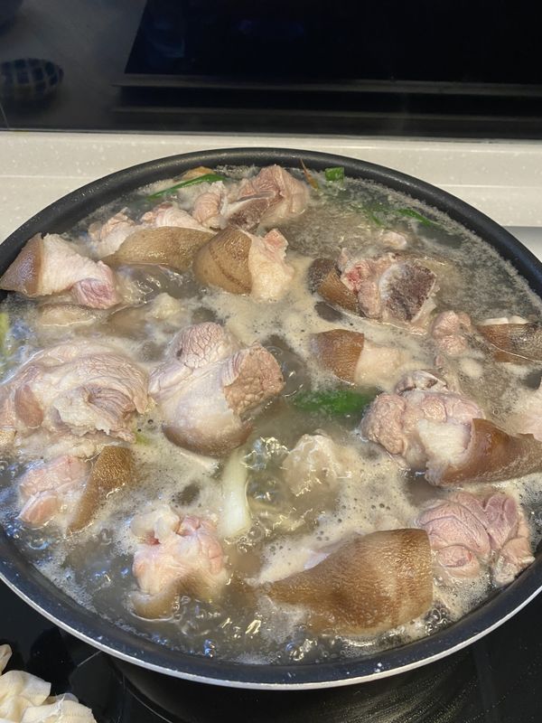 放入剛剛洗好的豬腳，川燙5分鐘，燙好後放入大盆中等等備用。。