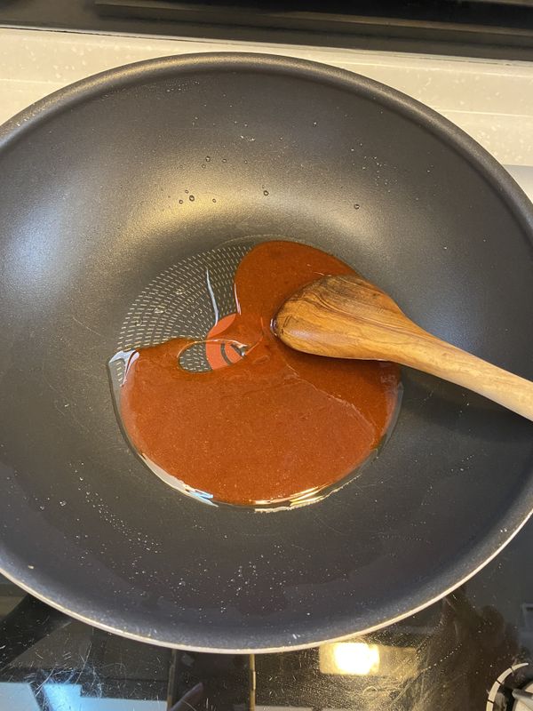 炒到變成棗紅色，就可以把豬腳放回鍋中拌炒上色了（一定要呈現這樣的棗紅色顏色才會漂亮哦～）