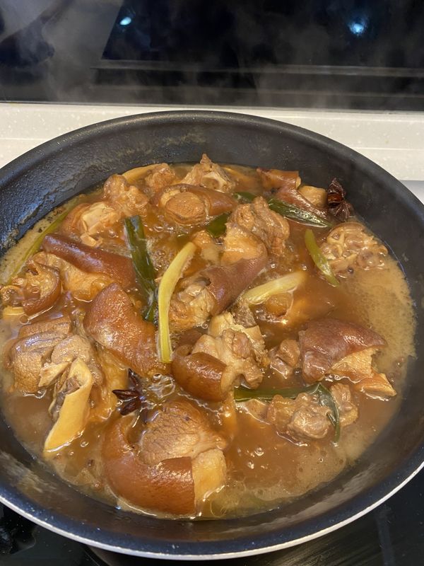 接著倒入水並蓋過肉，用大火煮滾，滾了後轉小火蓋鍋上鍋蓋煮1小時。