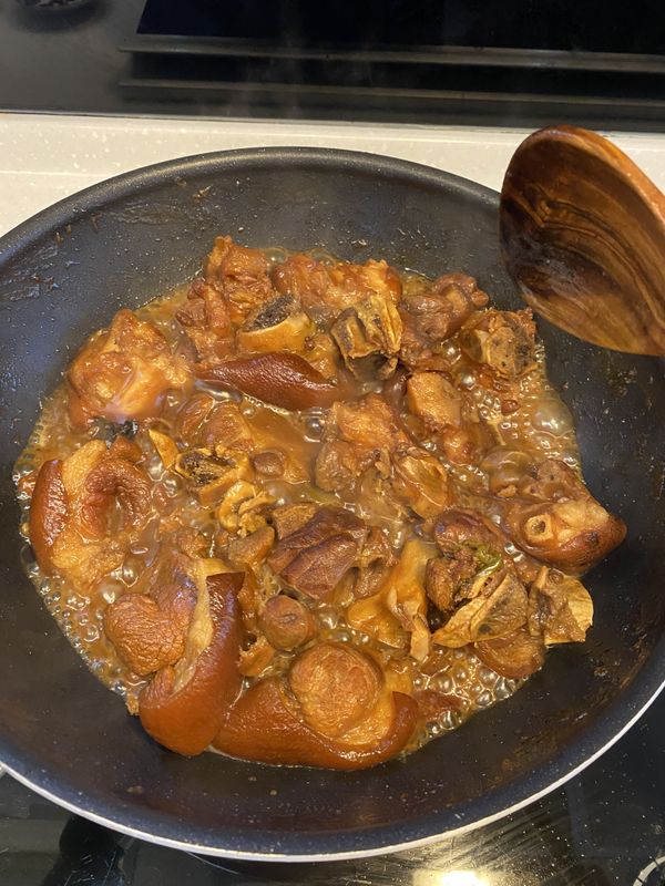 時間到，開蓋並轉大火收汁，撒入少許白胡椒，拌一下，就可以準備倒入砂鍋盛裝了。