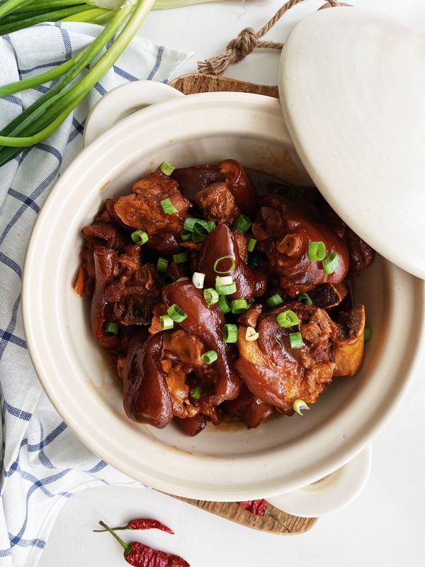 最後撒上一把蔥花，我最喜歡的滷豬腳完成了