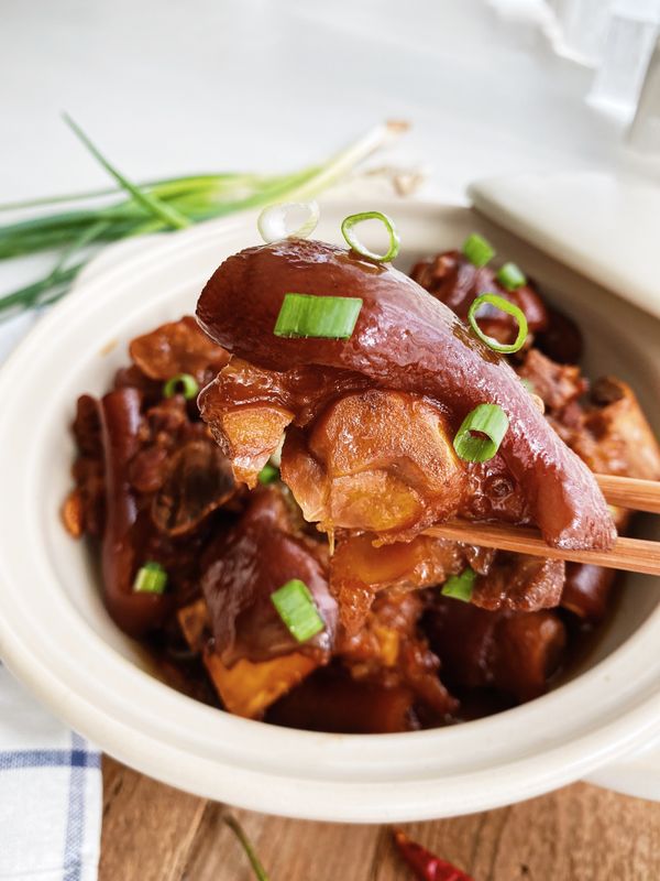 豬腳Q彈又油亮亮，口感嫩、不油也不膩