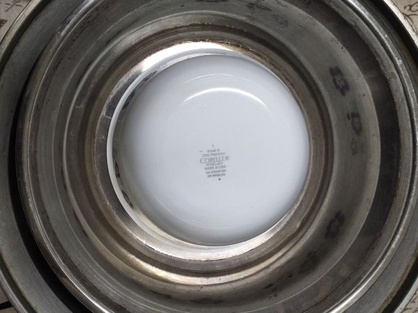 用一個陶瓷碗倒扣，扣住蒜頭和薑片。