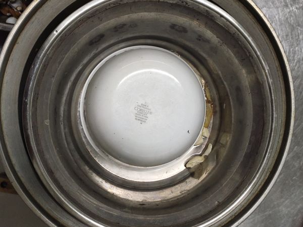 中間的碗不動，小心的取出蒸好的蜆仔，利用壓力差，蒸好蜆精都會吸到碗裡面，碗外一滴都沒有，很完整的一滴不漏的集中在碗內不浪費。