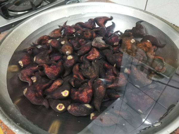 怎麼挑好吃的菱角呢?
答案就是放入水中，如果沉下去菱角最為結實口感