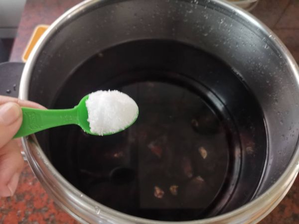 取一快鍋，放入菱角加水淹過、加鹽巴，蓋好鍋蓋後，中小火煮二十分鐘，關火後燜二十分鐘，即可食用