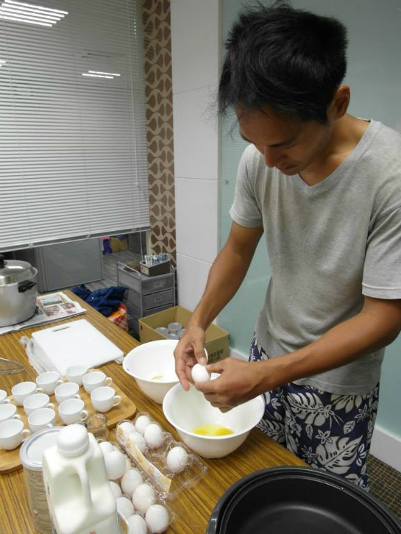 鮮奶溫熱備著，5顆全蛋打散