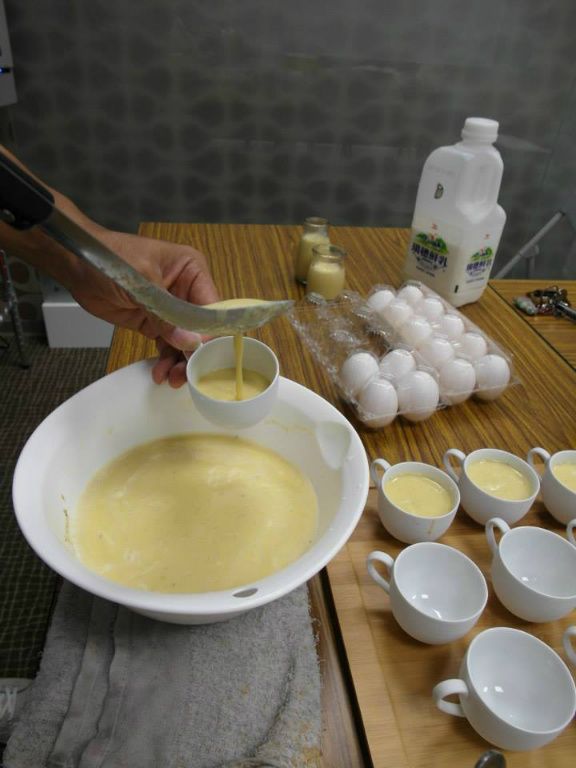 布丁液用濾網濾出空氣及沒攪散的蛋白，布丁液放入布丁杯容器裡進電鍋蒸熟即可。