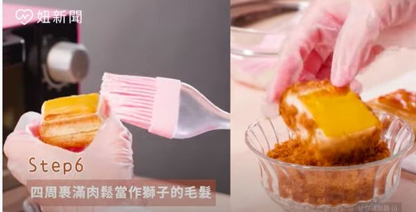 吐司四角裹上美乃滋和肉鬆當作獅子的毛髮