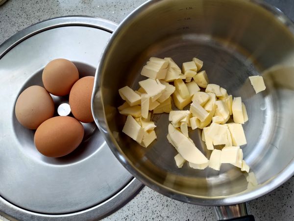 蛋和奶油放室溫備用
奶油切好先放入厚底鍋
核桃切小粒
（照片為做兩份）