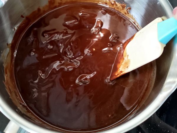 奶油及大部分黑巧克力塊入厚底鍋 小火加熱
若無厚底鍋 可隔水加熱
約70~80%拌勻後離火繼續拌勻
**請避免過度加熱以免導致巧克力油水分離**