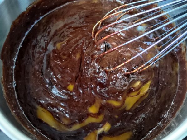 依序分次倒入兩種糖 鹽 蛋 和蜂蜜 用攪拌棒拌勻