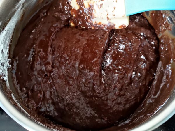 過篩分次加入無糖可可粉 中筋麵粉 及泡打粉
用刮刀拌勻至無粉粒