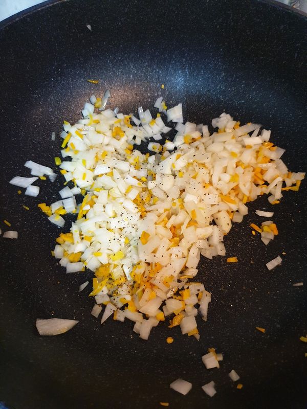 胡蘿蔔爆香，加入洋蔥、黑胡椒粉爆炒