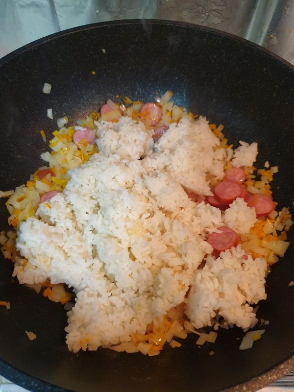 轉大火，加入白飯、番茄醬、醬油、砂糖炒勻