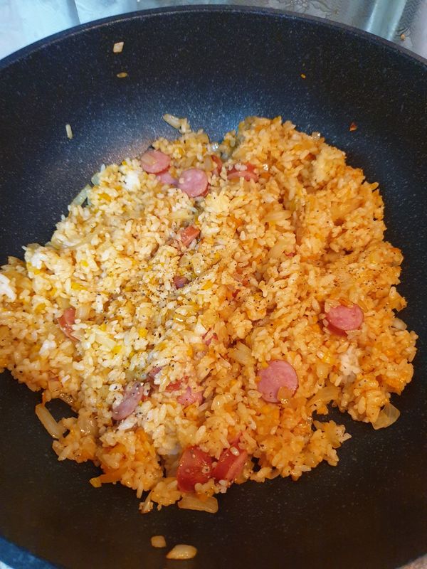 炒至均勻上色後，鹽、黑胡椒調味