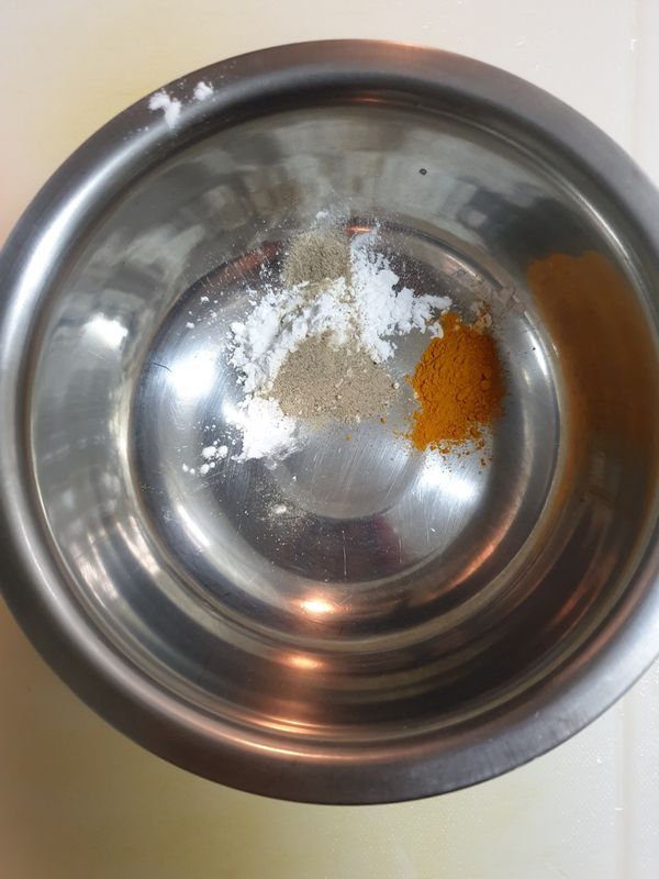 碗中加入鹽、太白粉、薑黃粉、白胡椒粉、開水調勻