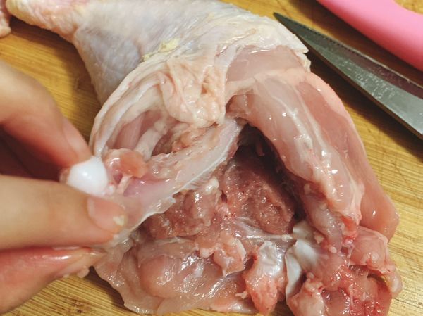 將雞腿去骨