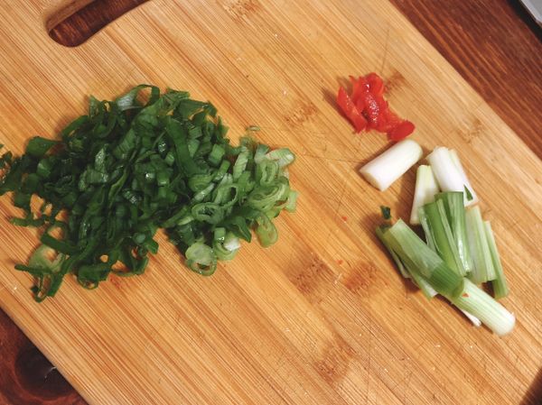把薑切片（忘記拍）
蔥白切段
綠色切成蔥花
辣椒切絲