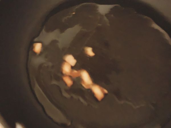 開中火倒兩湯匙的油
煸薑片至這個顏色