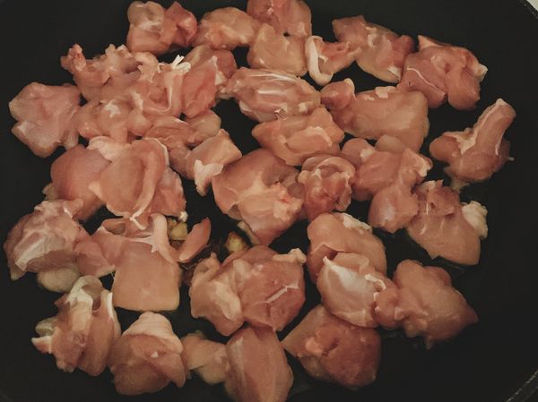 放入雞腿肉塊
皮儘量朝下