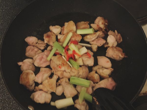 放入蔥段跟辣椒絲拌炒三分鐘