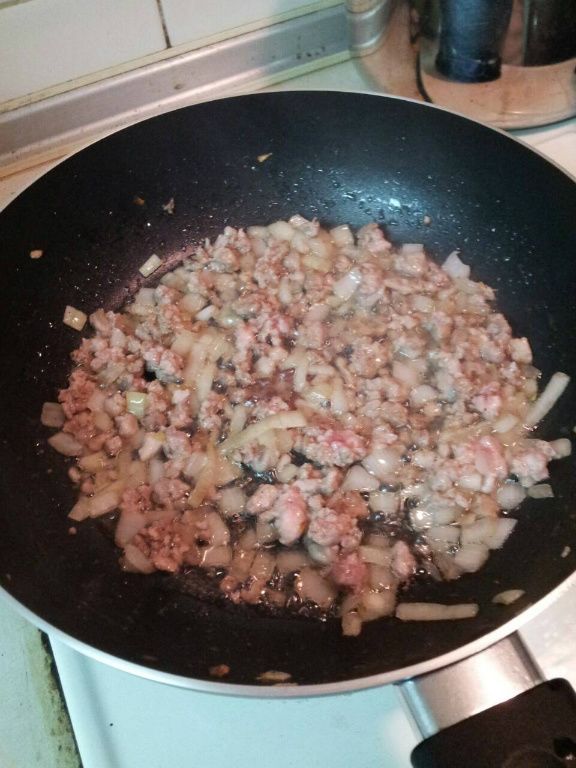 熱鍋 將豬絞肉炒出油來加入切好的洋蔥炒香 灑上黑胡椒、鹽 最後加入咖哩塊炒勻