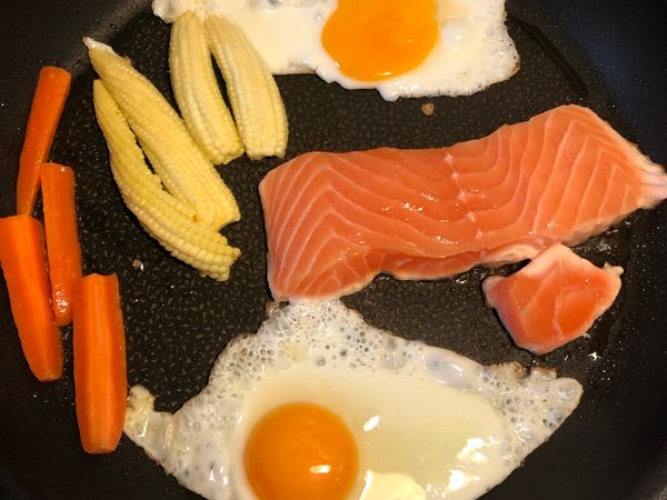 平板不沾鍋，預熱少許油，擺放希望加熱的食材，一鍋到底只需要些些熟即可