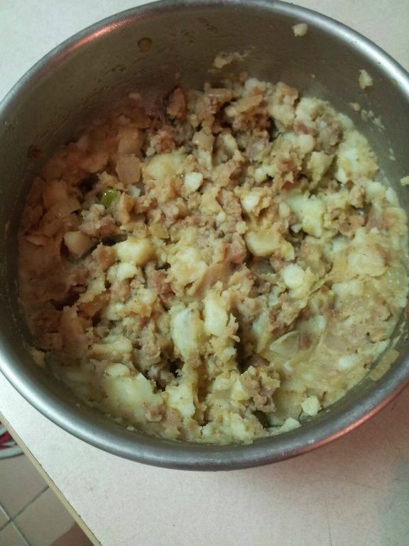 等到絞肉都熟了之後可以起鍋 加入馬鈴薯泥中拌勻 後分入冷凍15分鐘 讓薯泥降溫比較好定型