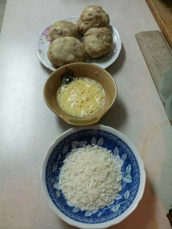 整形完成後 依序幫薯泥球沾上麵粉、蛋汁、麵包粉
之後入油鍋炸
