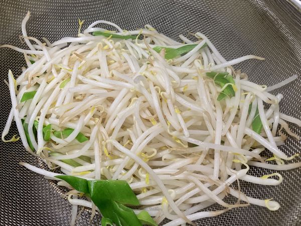 將豆芽和蔥(或韭菜)稍微川燙，不用燙太久，
才能讓豆芽菜保持一些脆度、增加口感

燙完後瀝乾水份，一旁備用