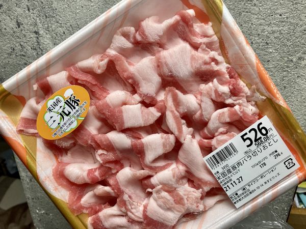 水沸騰後下豬肉片燙至熟透