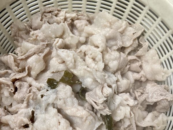 將昆布和豬肉片撈起，並瀝乾水份