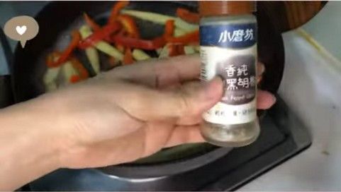 再加鹽和胡椒調味即可盛盤
P.S. 紅椒炒不要炒超過2分鐘，否則口感會偏軟