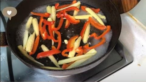 待水微滾後就放入紅椒一起翻炒